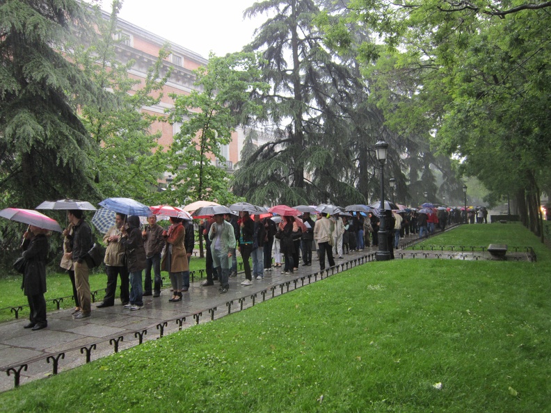 12 Line for the Prado Museum - Everyone thought it was a good idea when it was raining.JPG